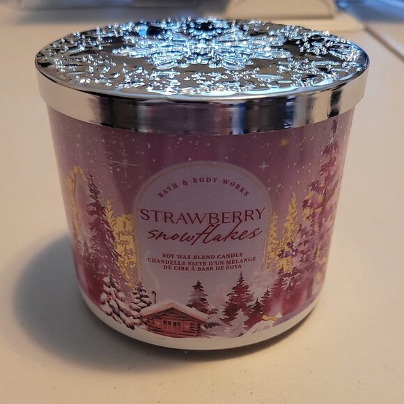 New in Box - Strawberry Snowflake 3-wick Jar Candle - Picture 1 of 7